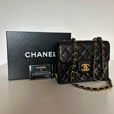 Sublime sac Chanel mini square vintage collector noir, bijouterie dorée 24 carats poinçonné. Full set. Excellent état sans défaut. Comme neuf. Quelques rayures inévitables peuvent être visibles sur la bijouterie. Condition : 9/10 Dimensions : 15 x 18 x 6 cm Hologramme : série 2 année 1991-1994 made in France Fourni avec certificat d’authenticité Entrupy, carte d’authenticité, dustbag et boîte Chanel.