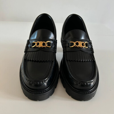 MOCASSIN MARGARET AVEC CHAÎNE TRIOMPHE TAUREAU CUIR DE TAUREAU BRILLANT NOIR. Chaussures de luxe de seconde main