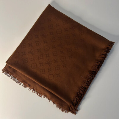LOUIS VUITTON châle monogram en soie et laine. écharpe de luxe de seconde main authentique.