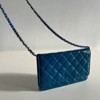SAC CHANEL WALLET ON CHAIN EN CUIR VERNI BLEU. AUTHENTIQUE SAC DE LUXE DE SECONDE MAIN ENTRUPY VERIFIED. WOC CHANEL