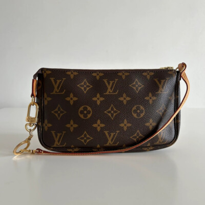 LOUIS VUITTON POCHETTE ACCESSOIRE NM TOILE MONOGRAM. AUTHENTIQUE SAC DE LUXE DE SECONDE MAIN. ENTRUPY CERTIFIED