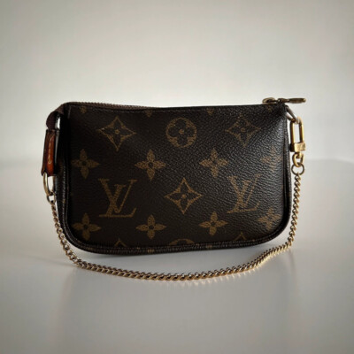 LOUIS VUITTON POCHETTE ACCESSOIRES MINI MONOGRAM. SAC DE LUE DE SECONDE MAIN ENTRUPY