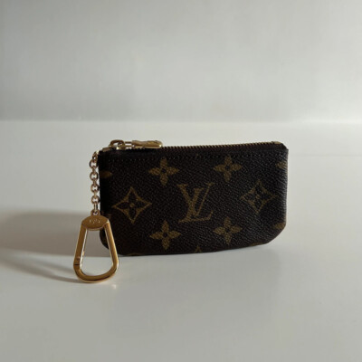 LOUIS VUITTON POCHETTE-CLES MONOGRAM. AUTHENTIQUE SAC DE LUXE DE SECONDE MAIN ENTRUPY CERTIFIED