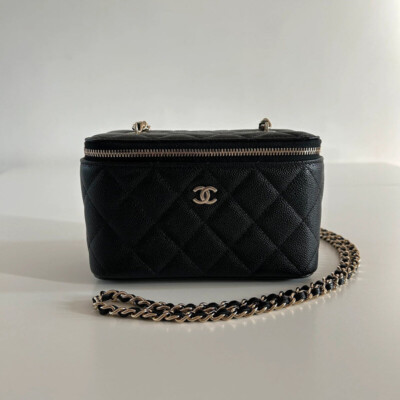 CHANEL SAC VANITY CAVIAR CUIR GRAINE BIJOUTERIE DOREE NEUF FULL SET. CERTIFICAT D'AUTHENTICITE ENTRUPY. SAC DE LUXE DE SECONDE MAIN AUTHENTIQUE. TROUSSE CHANEL, SAC D'OCCASION LUXE