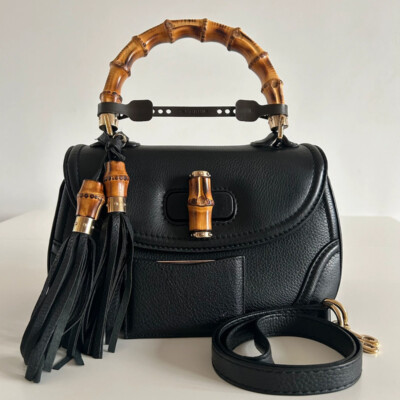 GUCCI SAC BAMBOO 1947 EN CUIR GRAINE NOIR BIJOUTERIE DOREE. SAC GUCCI BAMBOU VINTAGE GG. SAC DE LUXE D'OCCASION. SACS DE LUXE DE SECONDE MAIN CERTIFICAT ENTRUPY