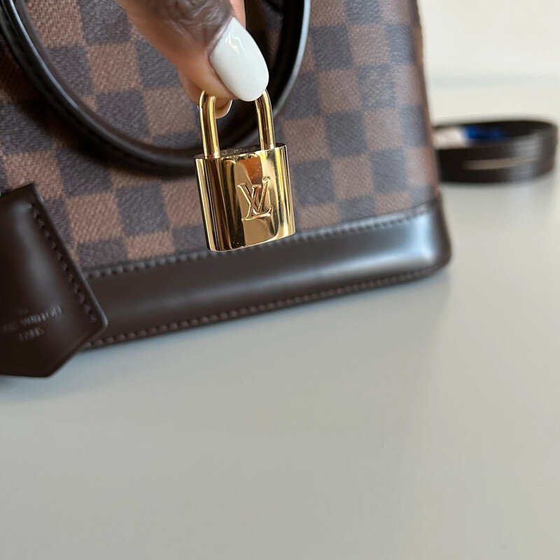 LOUIS VUITTON ALMA BB DAMIER EBENE FULL SET. AUTHENTIQUE SAC DE LUXE DE SECONDE MAIN CERTIFICAT D'AUTHENTICITE ENTRUPY. SAC D'OCCASION LV