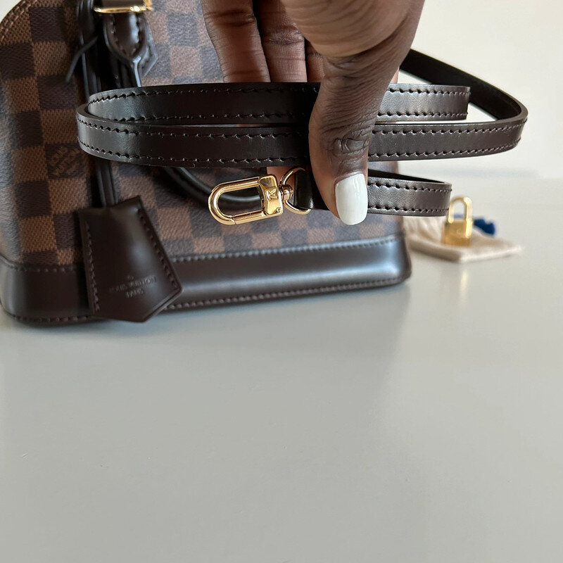 LOUIS VUITTON ALMA BB DAMIER EBENE FULL SET. AUTHENTIQUE SAC DE LUXE DE SECONDE MAIN CERTIFICAT D'AUTHENTICITE ENTRUPY. SAC D'OCCASION LV
