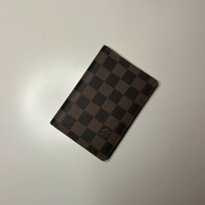 LOUIS VUITTON COUVERTURE POUR PASSEPORT DAMIER EBENE. LV PASSPORT COVER AUTHENTIQUE CERTIFICAT D'AUTHENTICITE ENTRUPY. SAC DE LUXE D'OCCASION SECONDE MAIN