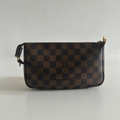 LOUIS VUITTON POCHETTE ACCESSOIRE NM TOILE DAMIER EBENE. AUTHENTIQUE SAC DE LUXE DE SECONDE MAIN. ENTRUPY CERTIFIED