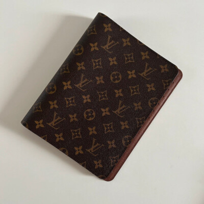 LOUIS VUITTON COUVERTURE POUR AGENDA DE BUREAU MONOGRAM. AUTHENTIQUE LUXE DE SECONDE MAIN ENTRUPY. LV MONOGRAMME SAC DE LUXE D'OCCASION