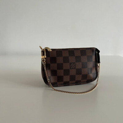 LOUIS VUITTON POCHETTE ACCESSOIRES NM MINI DAMIER EBENE. AUTHENTIQUE SAC DE LUXE DE SECONDE MAIN FULL SET. CERTIFICAT D'AUTHENTICITE ENTRUPY
