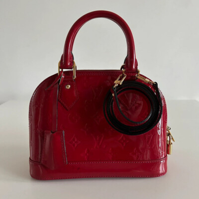 LOUIS VUITTON ALMA BB CUIR VERNI ROUGE FULL SET. AUTHENTIQUE SAC DE LUXE DE SECONDE MAIN CERTIFICAT D'AUTHENTICITE ENTRUPY. SAC D'OCCASION LV