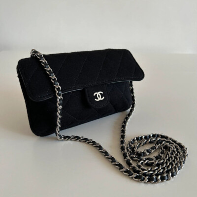 CHANEL SAC CABAS 2 en 1 EN JERSEY NOIR BIJOUTERIE ARGENTEE. SAC DE LUXE D'OCCASION CERTIFICAT D'AUTHENTICITE ENTRUPY. SAC DE LUXE DE SECONDE MAIN. CHANEL TIMELESS MINI.