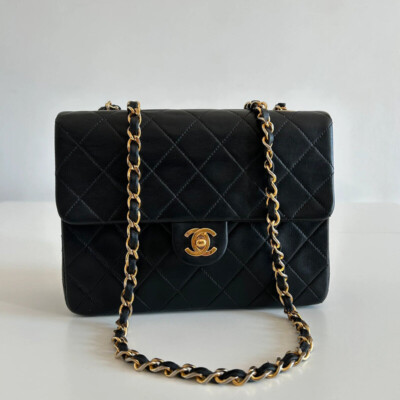 Chanel sac MINI TIMELESS 20 CM vintage en cuir lisse bijouterie dorée. Authentique sac de luxe d'occasion certificat d'authenticité entrupy. Sac de luxe de seconde main pas cher.
