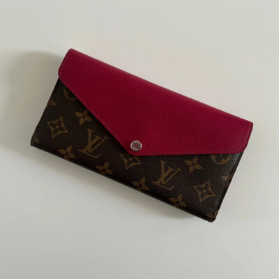 LOUIS VUITTON portefeuille Marie Lou bi matière en cuir épi et toile monogram. Luxe de seconde main authentique certificat entrupy. Sac de luxe d'occasion pas cher