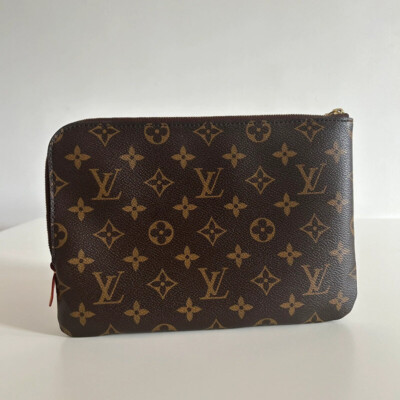 LOUIS VUITTON ETUI VOYAGE EN TOILE MONOGRAM AUTHENTIQUE. SAC DE LUXE DE SECONDE MAIN CERTIFICAT D'AUTHENTICITE ENTRUPY. SAC D'OCCASION DE LUXE PAS CHER. POCHETTE DE VOYAGE, TROUSSE A MAQUILLAGE LV