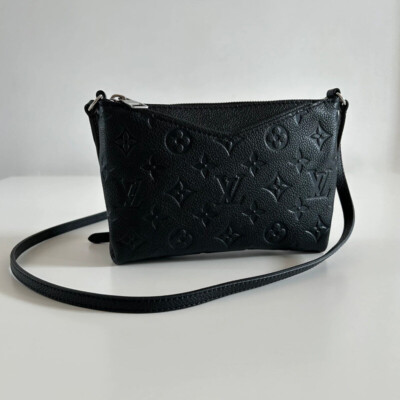 LOUIS VUITTON sac bandoulière pallas en cuir monogram empreinte. Sac de luxe d'occasion authentique certificat d'authenticité entrupy. Sac de seconde main LV pas cher