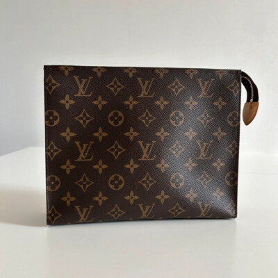 LOUIS VUITTON POCHE TOILETTE 26 MONOGRAM FULL SET. SAC DE LUXE D'OCCASION CERTIFICAT D'AUTHENCITE ENTRUPY. SAC DE LUXE DE SECONDE MAIN AUTHENTIQUE