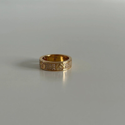 Bague F is FENDI en métal à finition dorée. Décor de cristaux naturels. Bijouterie de luxe authentique. Bijoux en or