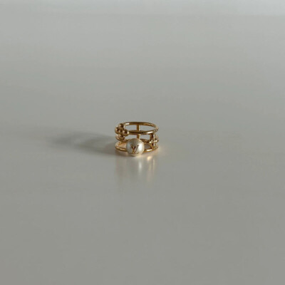Bague Louis Vuitton LOUISA LOUISA perle colorie dorée. Bijouterie de luxe authentique. Bijoux en or LV
