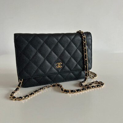 SAC CHANEL WALLET ON CHAIN CUIR CAVIAR GRAINE BIJOUTERIE DOREE. AUTHENTIQUE SAC D'OCCASION DE LUXE CERTIFICATION ENTRUPY. SAC DE LUXE DE SECONDE MAIN. SAC D'OCASION PAS CHER