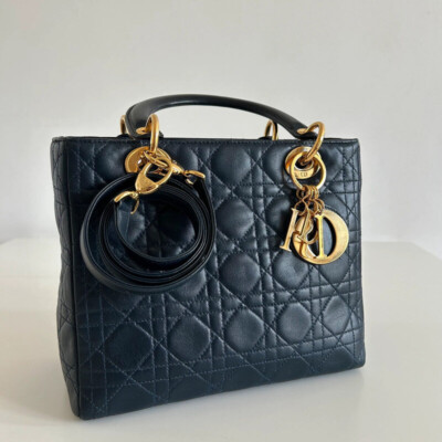 Dior sac lady dior en cuir bleu marine bijouterie dorée vintage. sac de luxe d'occasion pas cher; authentique sac de luxe de seconde main certificat d'authenticité entrupy