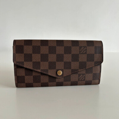 LOUIS VUITTON PORTEFEUILLE SARAH EEN TOILE DAMIER EBENE. LUXE DE SECONDE MAIN AUTHENTIQUE. SAC D'OCCASION PAS CHER CERTIFICAT D'AUTHENTICITE ENTRUPY