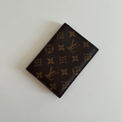 Couverture pour passeport Louis Vuitton en toile monogram. LV Passport cover d'occasion pas cher. Luxe de seconde main authentique, certificat d'authenticité entrupy