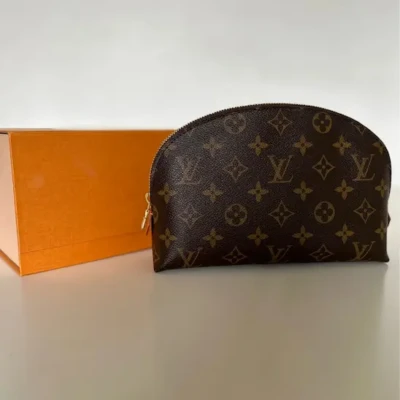 LOUIS VUITTON trousse de toillette pochette cosmétique neuve t authentique Seconde main de luxe