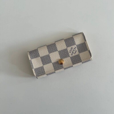 LOUIS VUITTON PORTE-CLES 4 MULTICLES EN TOILE DAMIER AZUR AUTHENTIQUE. LUXE DE SECONDE MAIN AUTHENTIQUE CERTIFICAT D'AUTHENTICITE ENTRUPY
