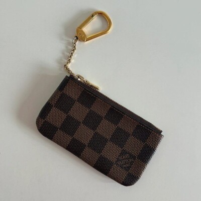 LOUIS VUITTON POCHETTE-CLES EN TOILE DAMIER EBENE. PORTE-CLES DE LUXE DE SECONDE MAIN. ARTICLE D'OCCASION AUTHENTIQUE CERTIFICAT D'AUTHENTICITE ENTRUPY