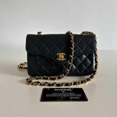 SAC CHANEL TIMELESS MINI VINTAGE CUIR D'AGNEAU LISSE BIJOUTERIE DOREE. SAC DE LUXE DE SECONDE MAIN AUTHENTIQUE CERTIFICAT D'AUTHENTICITE ENTRUPY. SAC DE LUXE D'OCCASION PAS CHER.