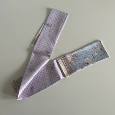 LOUIS VUITTON BANDEAU MAP LILAS VIOLET ROSE. TWILLY DE LUXE DE SECONDE MAIN AUTHENTIQUE. LUXE D'OCCASION PAS CHER.