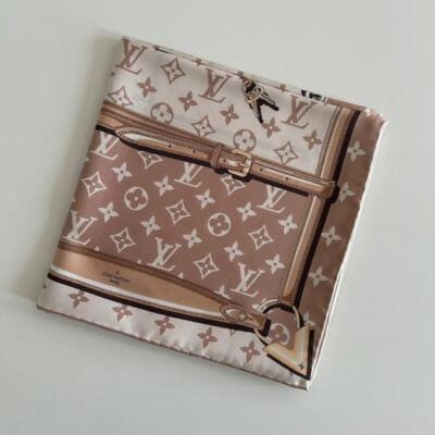 LOUIS VUITTON CARRE CONFIDENTIAL 90 DUNE. NEUF FULL SET. LUXE DE SECONDE MAIN PAS CHER AUTHENTIQUE. FOULARD LV.