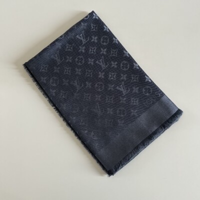 LOUIS VUITTON CHALE MONOGRAM CLASSIC CARBONE. LUXE DE SECONDE MAIN AUTHENTIQUE. LUXE D'OCCASION PAS CHER