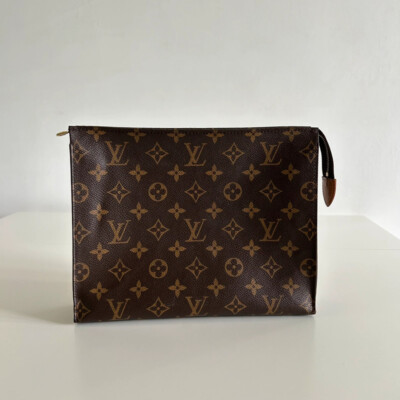 LOUIS VUITTON POCHE TOILETTE 26 MONOGRAM FULL SET. SAC DE LUXE D'OCCASION CERTIFICAT D'AUTHENCITE ENTRUPY. SAC DE LUXE DE SECONDE MAIN AUTHENTIQUE