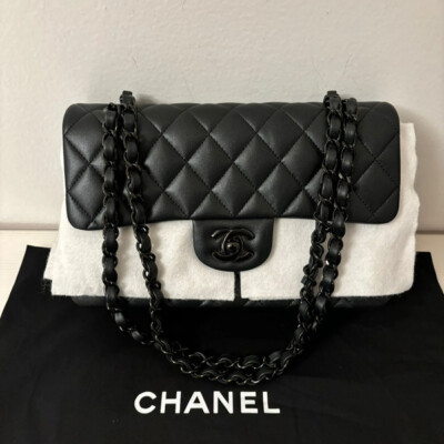 Sac chanel timeless small (23 cm) noir cuir d'agneau lisse édition so black. Chanel sac de luxe de seconde main authentique certificat d'authenticité ENTRUPY. Chanel full black. Chanel second hand