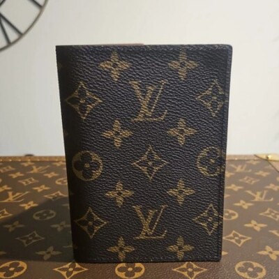 LOUIS VUITTON COUVERTURE POUR PASSEPORT MONOGRAM. LUXE DE SECONDE MAIN AUTHENTIQUE CERTIFICAT D'AUTHENTICITE ENTRUPY. LUXE LV D'OCCASION PAS CHER.