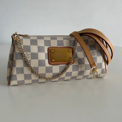 LOUIS VUITTON POCHETTE EVA DAMIER AZUR. LUXE DE SECONDE MAIN AUTHENTIQUE CERTIFICAT ENTRUPY. SAC DE LUXE D'OCCASION PAS CHER