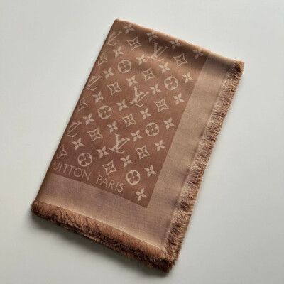 LOUIS VUITTON CHALE MONOGRAM CLASSIC CARAMEL. LUXE DE SECONDE MAIN AUTHENTIQUE