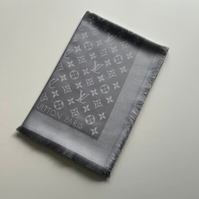 LOUIS VUITTON CHALE MONOGRAM CLASSIC GRIS. LUXE DE SECONDE MAIN AUTHENTIQUE