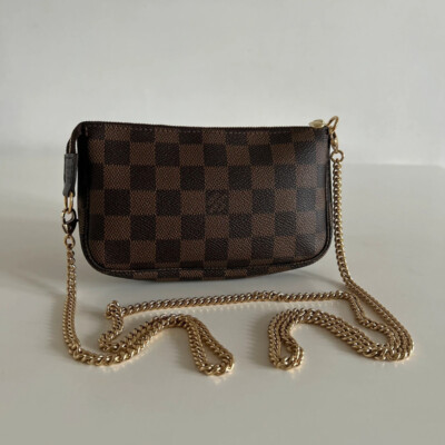 LOUIS VUITTON POCHETTE ACCESSOIRES MINI DAMIER EBENE. LUXE DE SECONDE MAIN AUTHENTIQUE. CERTIFICAT D'AUTHENTICITE ENTRUPY