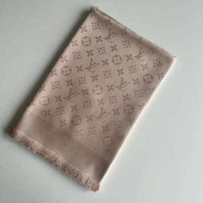 LOUIS VUITTON CHALE MONOGRAM CLASSIC BEIGE ECRU. LUXE DE SECONDE MAIN AUTHENTIQUE