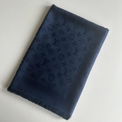 LOUIS VUITTON CHALE MONOGRAM CLASSIC MARINE. LUXE DE SECONDE MAIN AUTHENTIQUE