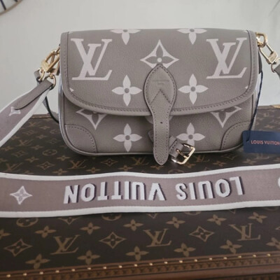 LOUIS VUITTON SAC DIANE MONOGRAM EMPREINTE BEIGE ET CREME. SAC DE LUXE DE SECONDE MAIN AUTHENTIQUE. CERTIFICAT D'AUTHENTICITE ENTRUPY. LUXE D'OCCASION PAS CHER.