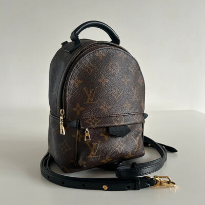 LOUIS VUITTON SAC A DOS PALM SPRINGS MONOGRAM MINI LOUIS VUITTON. SAC DE LUXE DE SECONDE MAIN AUTHENTIQUE CERTIFICAT D'AUTHENTICITE ENTRUPY. LUXE D'OCCASION PAS CHER.
