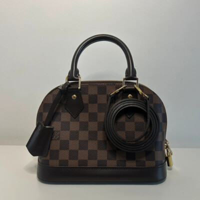 LOUIS VUITTON ALMA BB EN TOILE DAMIER EBENE FULL SET. SAC DE LUXE D'OCCASION PAS CHER. SAC DE SECONDE MAIN AUTHENTIQUE CERTIFICAT D'AUTHENTICITE ENTRUPY