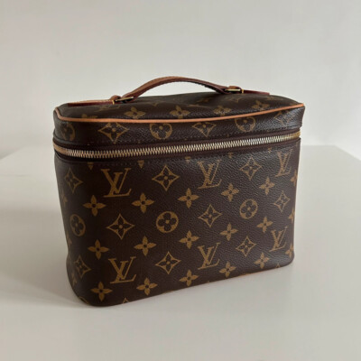 LOUIS VUITTON VANITY CASE NICE BB EN TOILE MONOGRAM. TROUSSE LOUIS VUITTON D'OCCASION. LUXE DE SECONDE MAIN AUTHENTIQUE CERTIFICAT D'AUTHENTICITE ENTRUPY