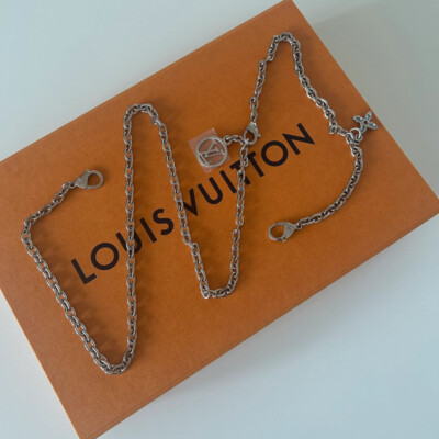 BANDOULIERE EN CHAINE ARGENTEE LOUIS VUITTON 2 EN 1. CEINTURE REGLABLE EXTENSIBLE FLEUR MONOGRAMME. LUXE DE SECONDE MAIN AUTHENTIQUE.