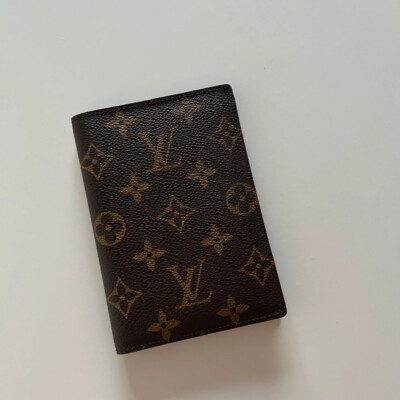 LOUIS VUITTON COUVERTURE POUR PASSEPORT MONOGRAM VINTAGE. LOUIS VUITTON VOYAGE. LUXE DE SECONDE MAIN AUTHENTIQUE
